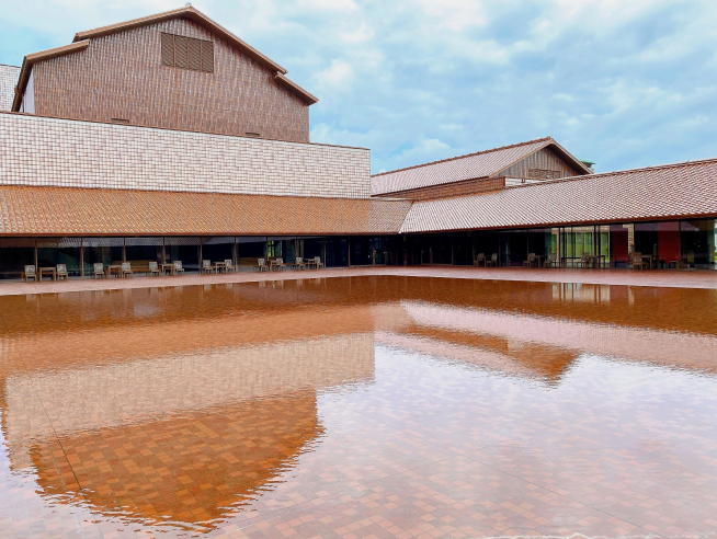 島根県芸術文化センター「グラントワ」中庭